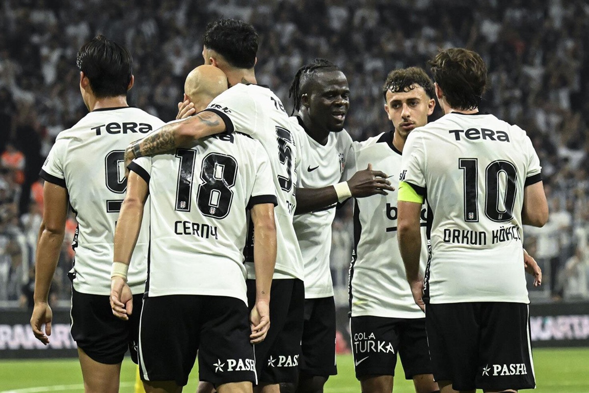 Kara Kartal pençeyi vurdu! Beşiktaş UEFA Avrupa Ligi\'nde Play Off Turu’na yükseldi