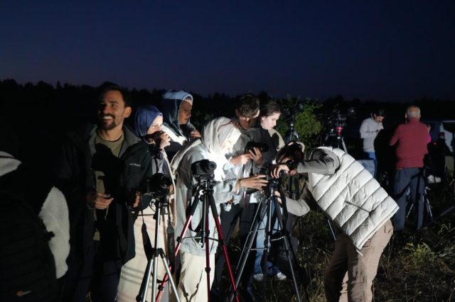 Binlerce kişi Perseid meteor yağmurunu izlemek için akın etti! Trafik kilitlendi, kilometrelerce yürüdüler