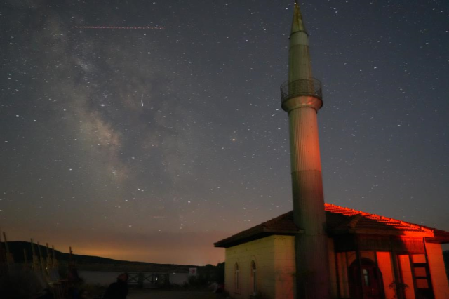 Binlerce kişi Perseid meteor yağmurunu izlemek için akın etti! Trafik kilitlendi, kilometrelerce yürüdüler