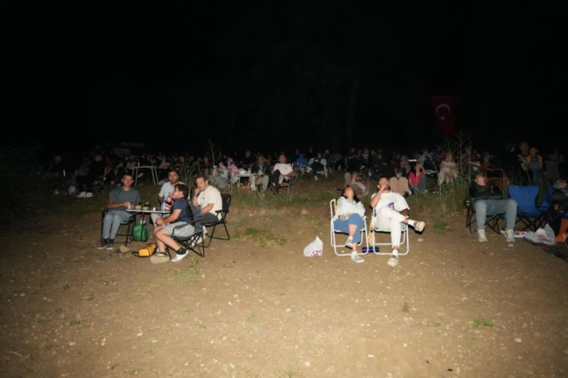 Binlerce kişi Perseid meteor yağmurunu izlemek için akın etti! Trafik kilitlendi, kilometrelerce yürüdüler