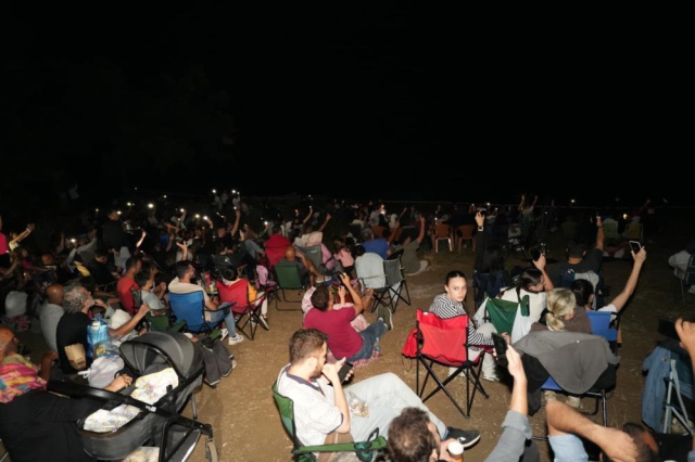 Binlerce kişi Perseid meteor yağmurunu izlemek için akın etti! <a class='keyword-sd' href='/trafik/' title='Trafik'>Trafik</a> kilitlendi, kilometrelerce yürüdüler
