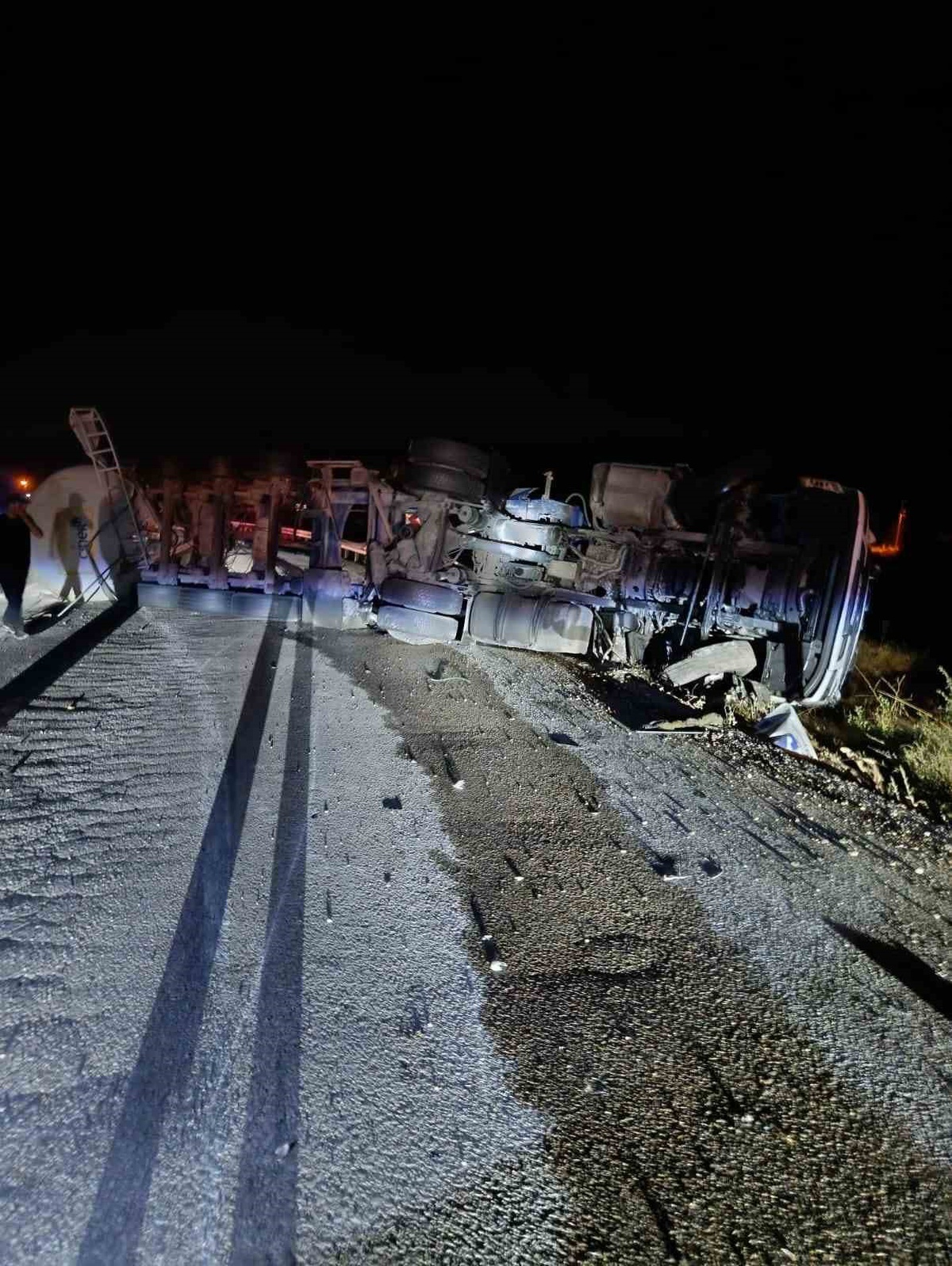 Mudurnu\'da Tır Devrildi, Yol Kapandı