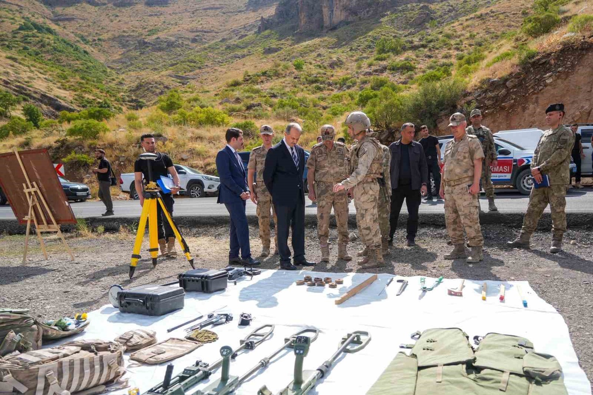 Hakkari\'de Mayın Temizleme Çalışmaları İncelendi