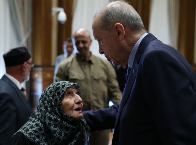 Cumhurbaşkanı Erdoğan, şehit aileleri ve gazileri kabul etti: Türkiye'yi bu sıkıntıdan ebediyen kurtaracağız