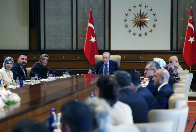 Cumhurbaşkanı Erdoğan, şehit aileleri ve gazileri kabul etti: Türkiye'yi bu sıkıntıdan ebediyen kurtaracağız