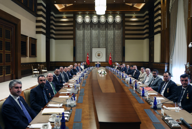 Cumhurbaşkanı Erdoğan, şehit aileleri ve gazileri kabul etti: <a class='keyword-sd' href='/turkiye/' title='Türkiye'>Türkiye</a>'yi bu sıkıntıdan ebediyen kurtaracağız
