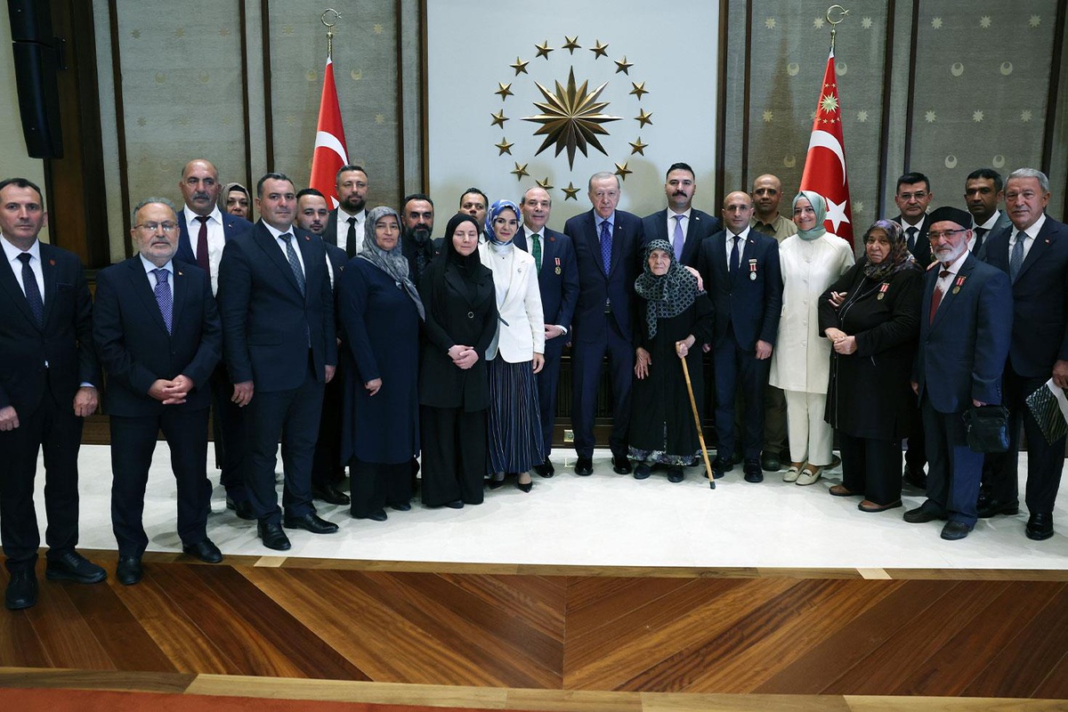 Cumhurbaşkanı Erdoğan, şehit aileleri ve gazileri kabul etti: Türkiye\'yi bu sıkıntıdan ebediyen kurtaracağız