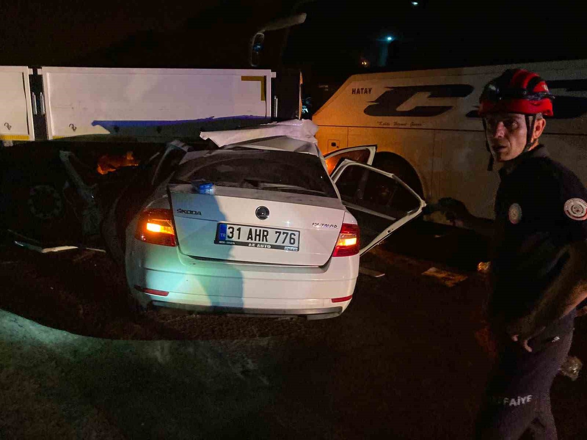 Hatay\'da Feci Kaza: 2 Genç Hayatını Kaybetti