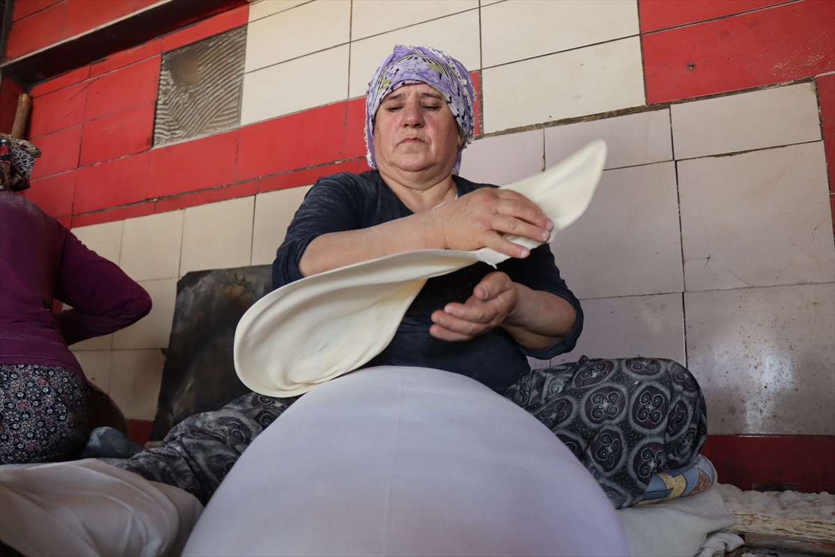 Kadınlar Tandırda Ekmeği Sıcaklarda Pişiriyor