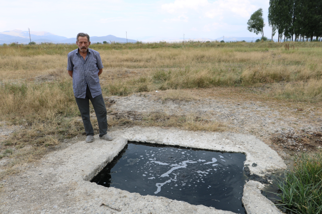 Erzurum'da 50 yıl önce kuyudan çıkan suyun köpükleri alev alıyor, elleri yumuşatıyor