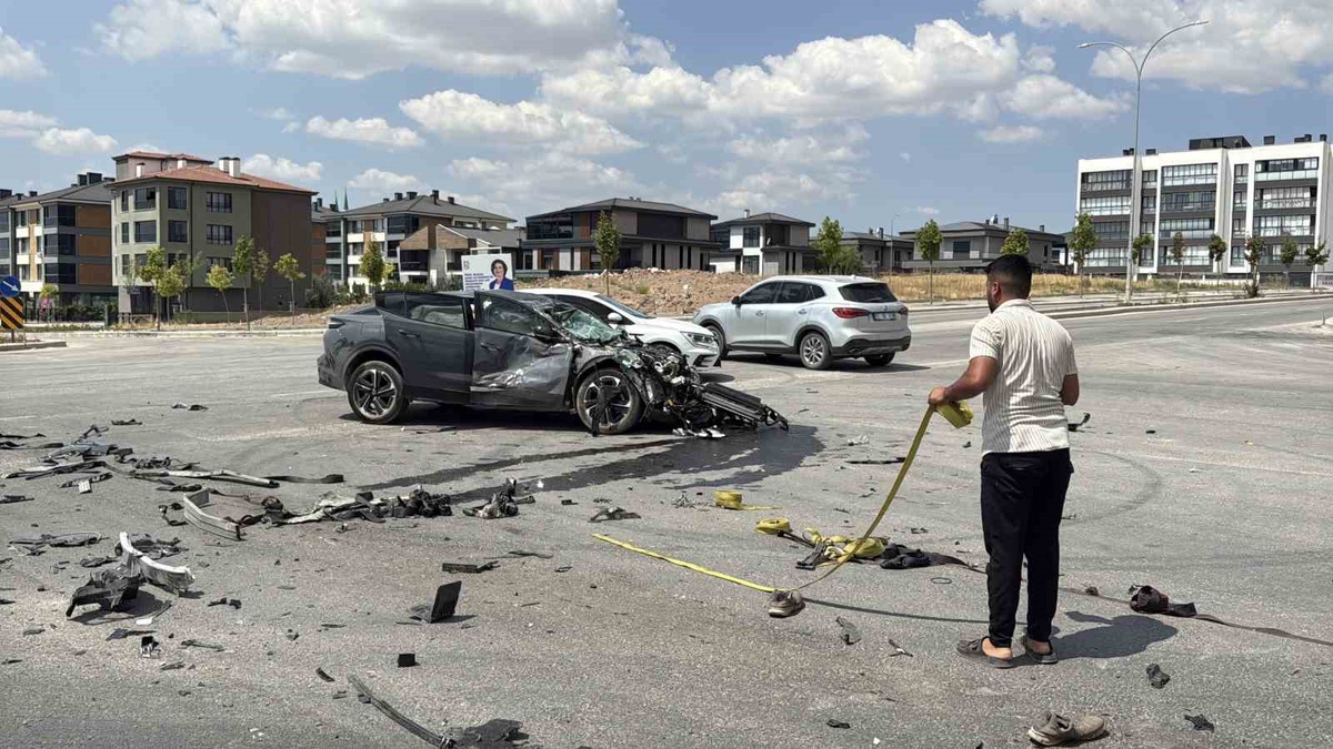 Eskişehir\'de Trafik Kazası: Kadın Sürücü Yaralandı