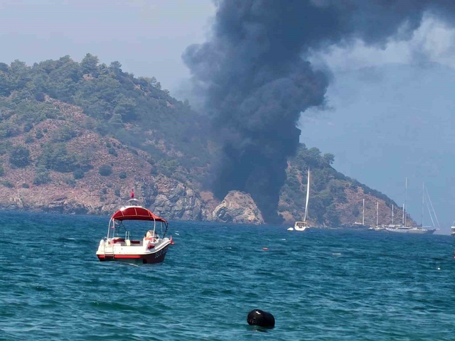 Fethiye'de can pazarı! Tur teknesi yandı, 115 kişi suya atladı