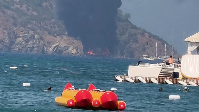 Fethiye'de can pazarı! Tur teknesi yandı, 115 kişi suya atladı