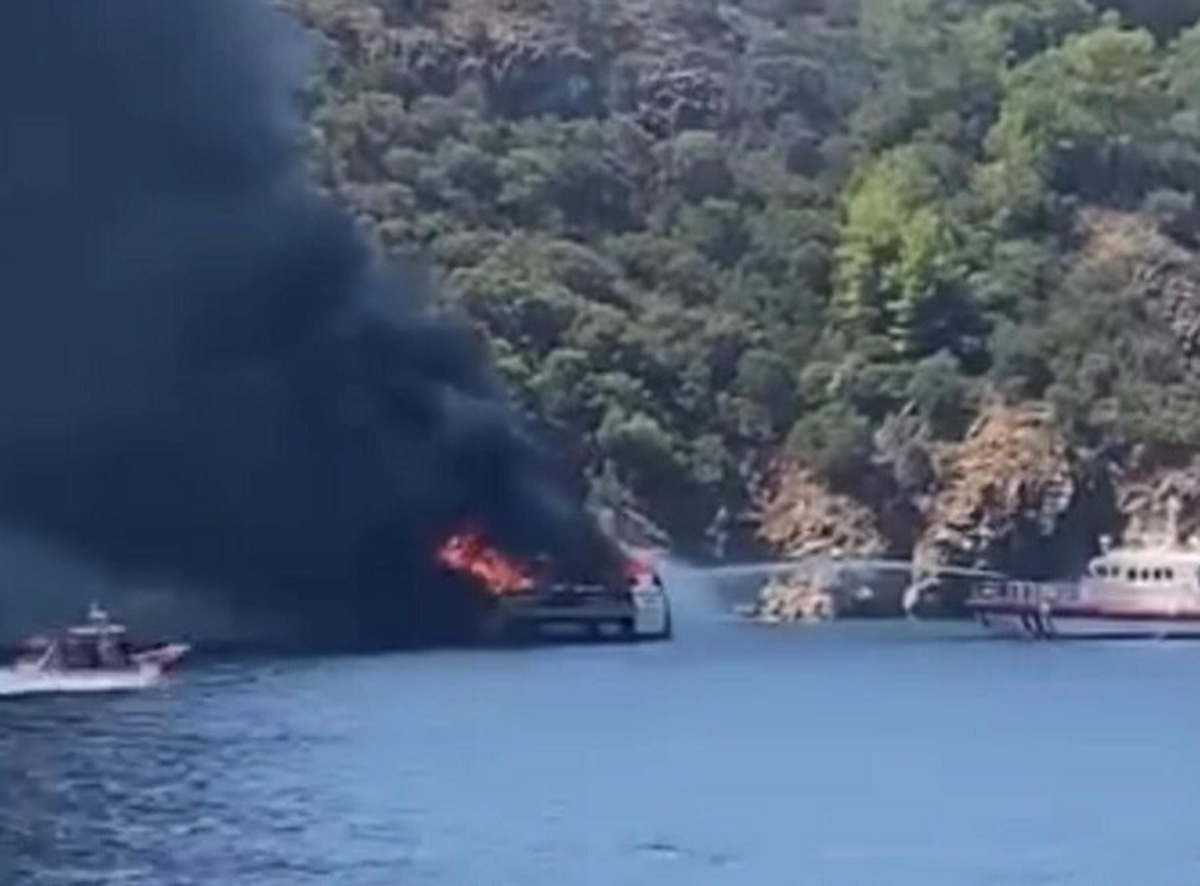 Fethiye\'de Tekne Yangını: 115 Yolcu Tahliye Edildi