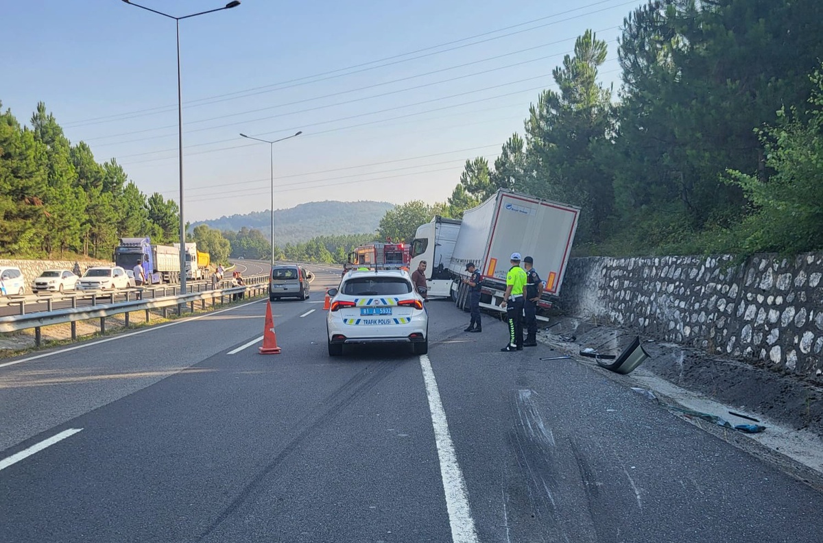 Düzce\'de Fındık TIR\'ı Kazasında Sürücü Hayatını Kaybetti