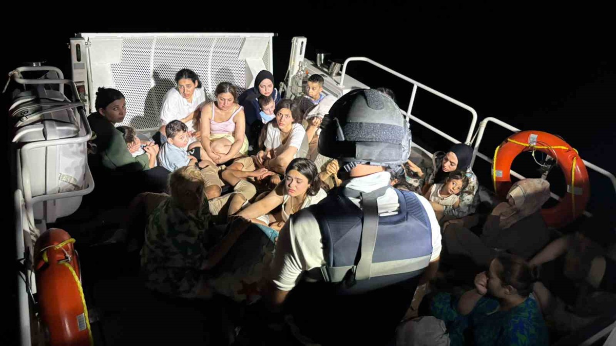 Gökova\'da Yelkenlide 64 Düzensiz Göçmen Yakalandı