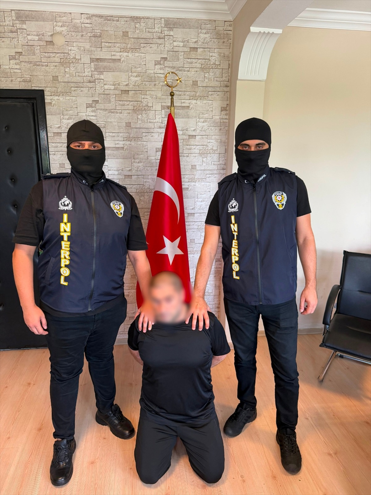 İçişleri Bakanlığı\'ndan Operasyon: İki Suç Örgütü Lideri Yakalandı