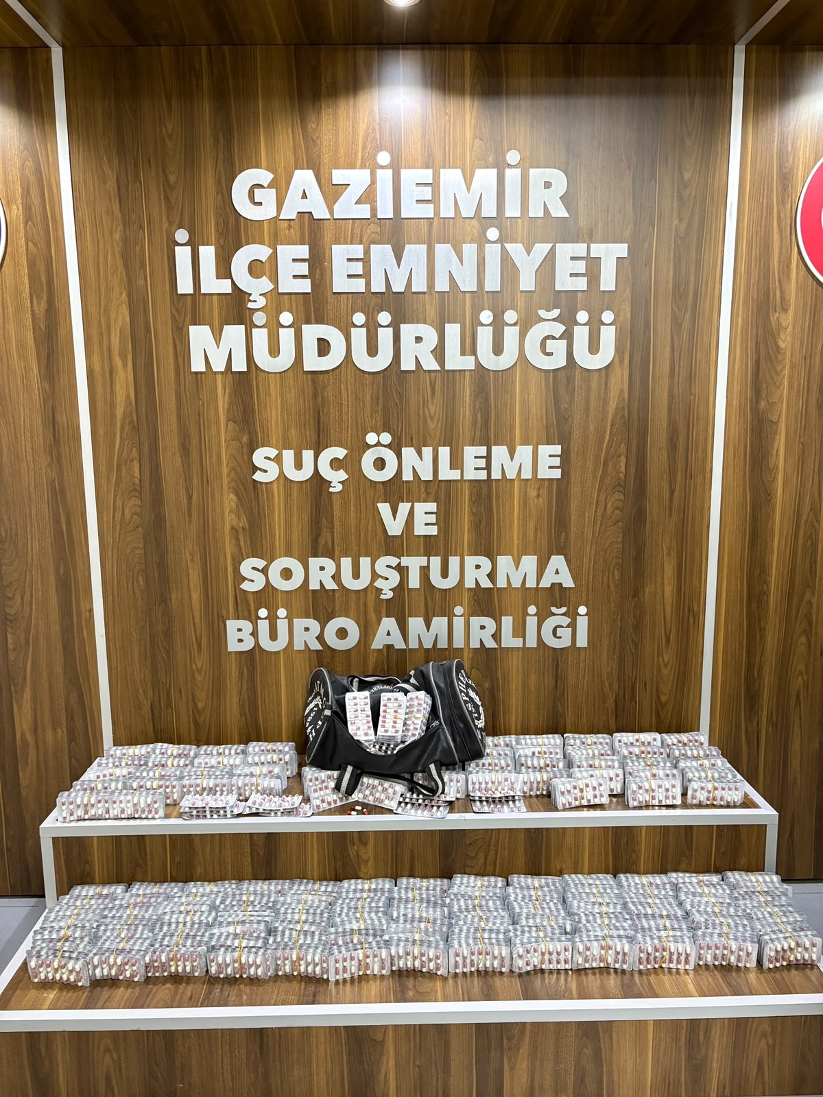 Gaziemir\'de Uyuşturucu Operasyonu: 9 Bin 184 Sentetik Ecza Ele Geçirildi
