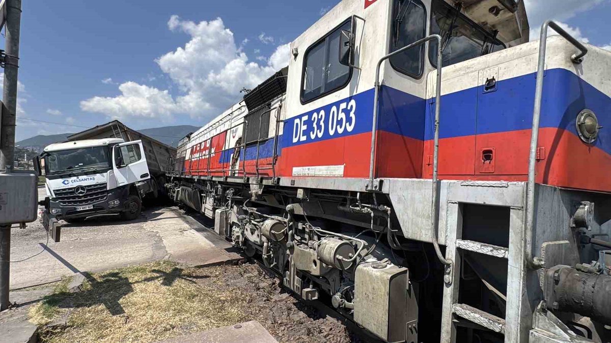 Karabük\'te Tıra Lokomotif Çarptı