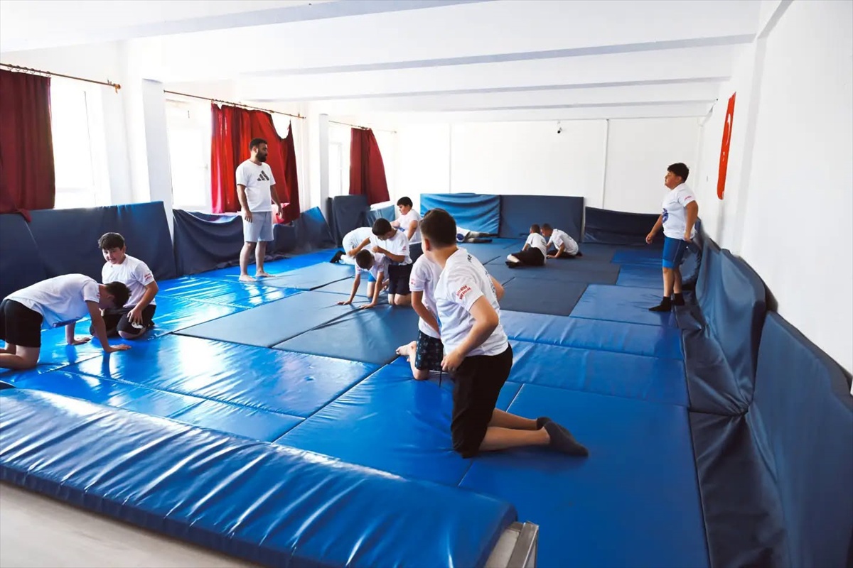 Vali\'den Genç Sporculara Ziyaret