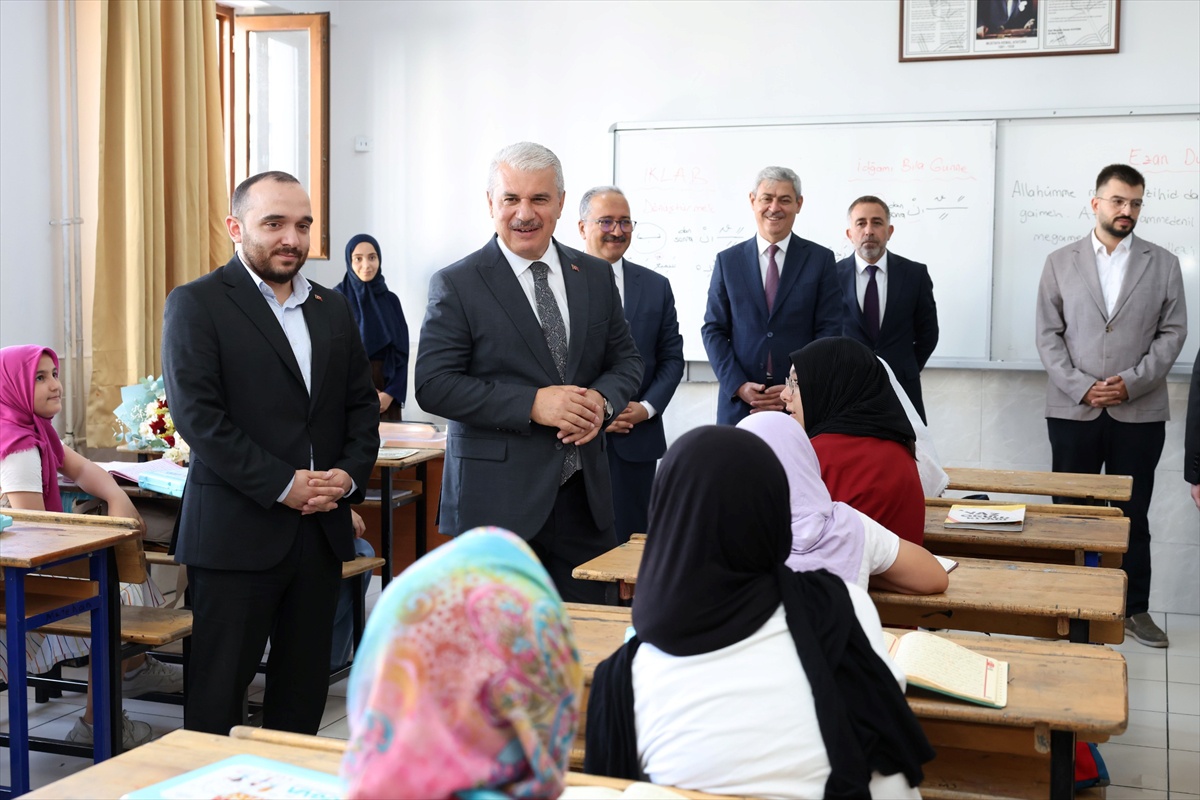 Vali Akın, Yaz Okulu ve Özel Genç KOMEK\'i Ziyaret Etti