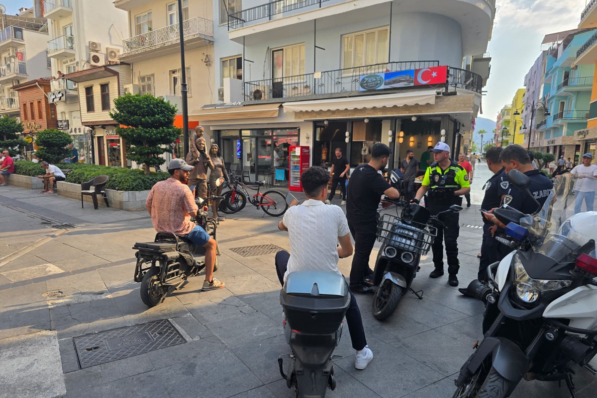 Marmaris Çarşısı\'nda motosikletlere ortak denetim