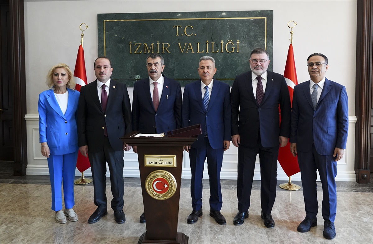 Bakan Tekin İzmir\'de Gün İle Ziyaretler Gerçekleştirdi