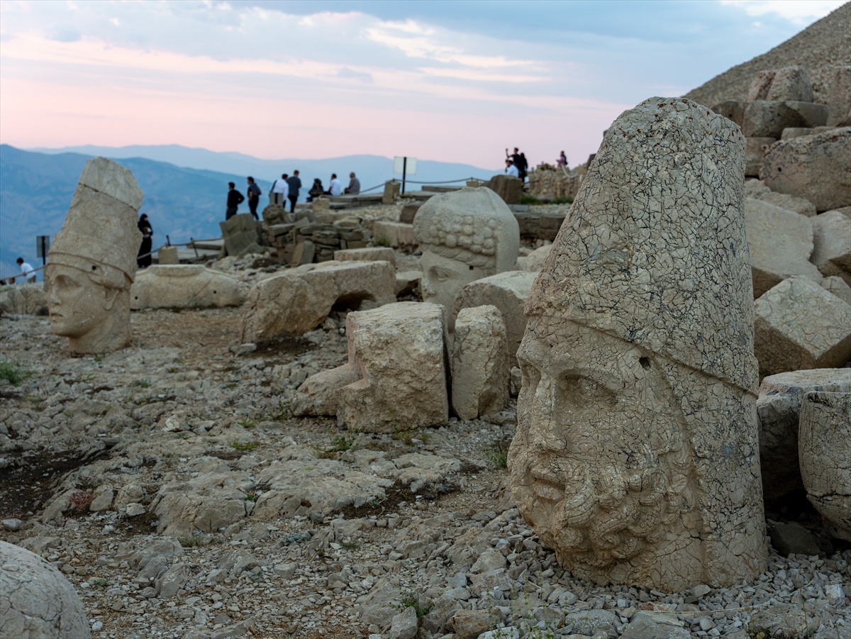 Nemrut Dağı Ziyaretçi Akınına Uğruyor