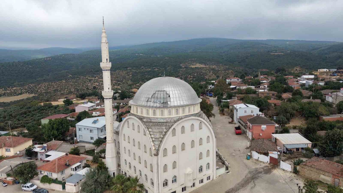 Caminin Kubbesi Poyrazdan Hasar Gördü