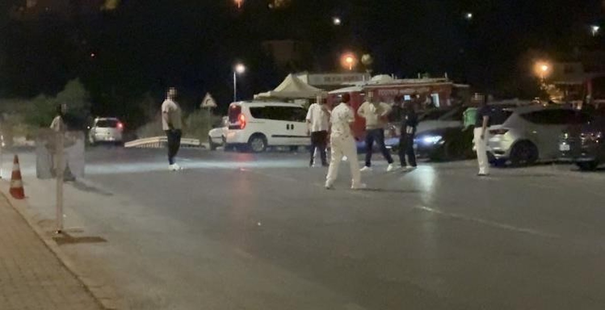 Talas\'ta Cadde Ortasında Top Oyunu: Trafik Tehlikesi