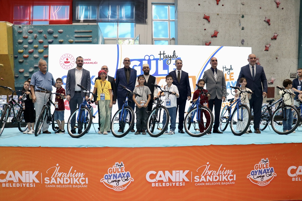 Canik\'te 2.500 Çocuğa Hediye Dağıtımı