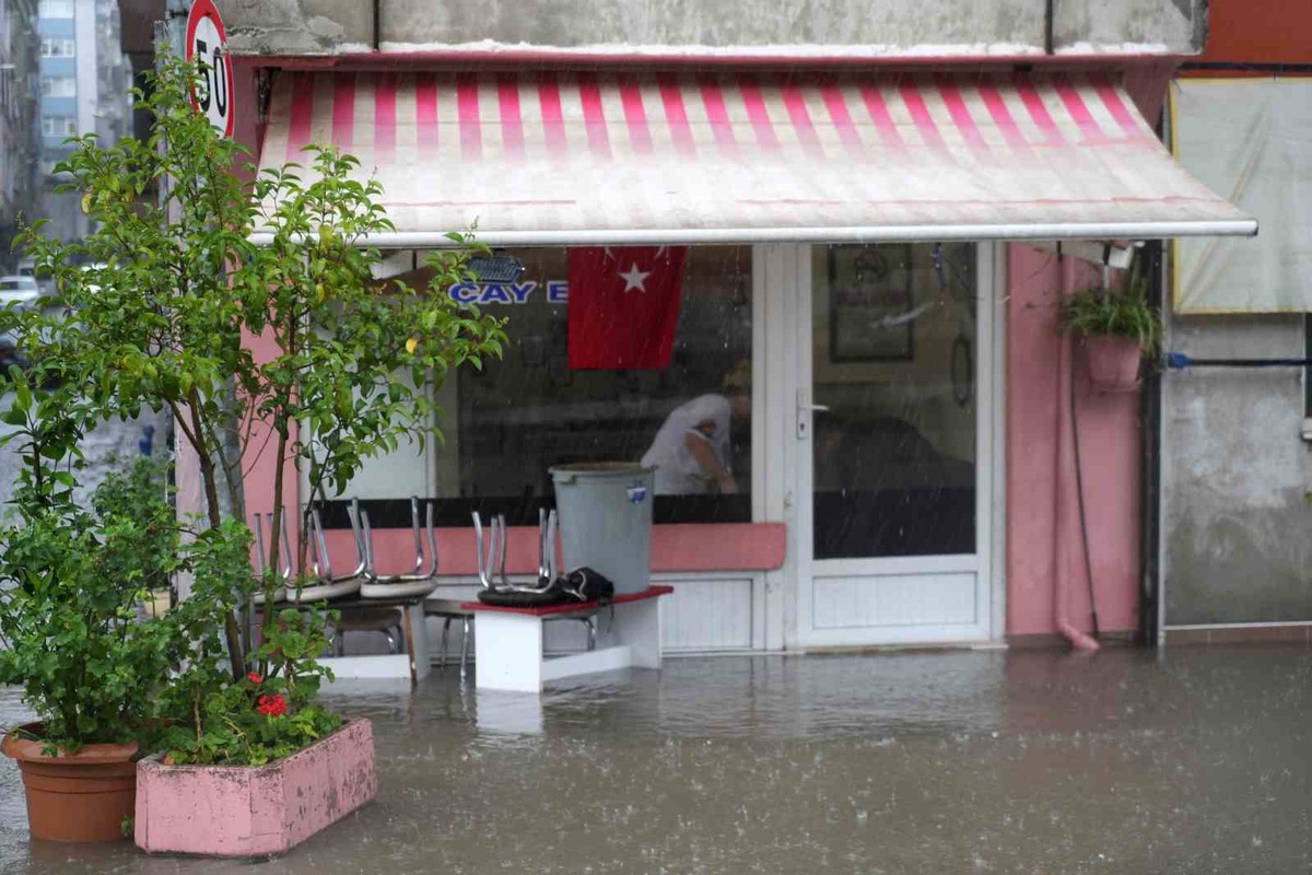 Samsun\'da Sağanak Yağış Hayatı Olumsuz Etkiledi
