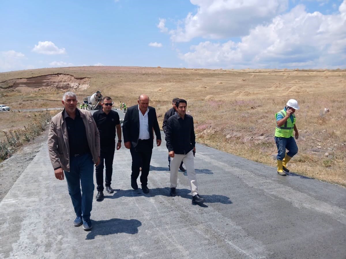 Kaymakam köy yolu çalışmalarını yerinde inceledi