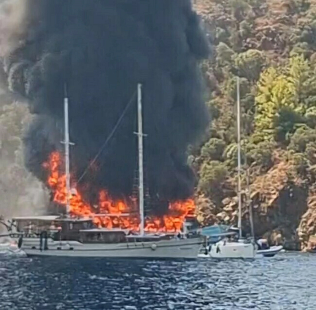 Fethiye'de can pazarı! Tur teknesi yandı, 115 kişi suya atladı