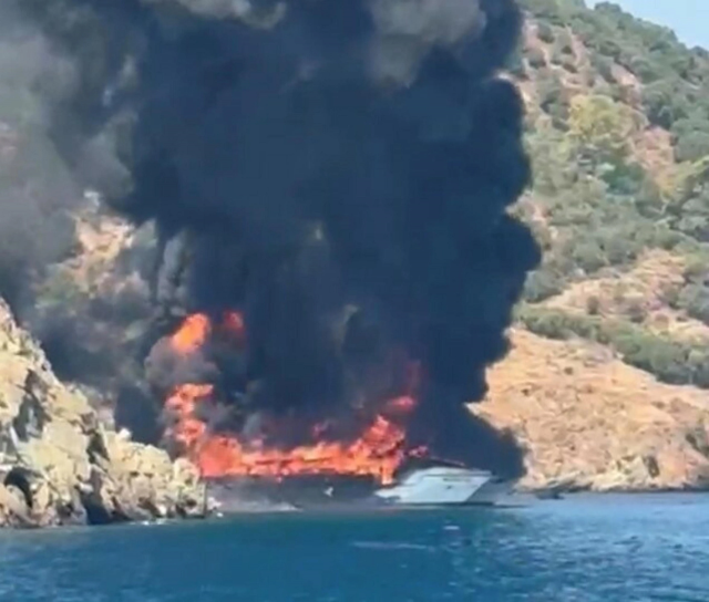 Fethiye'de can pazarı! Tur teknesi yandı, 115 kişi suya atladı