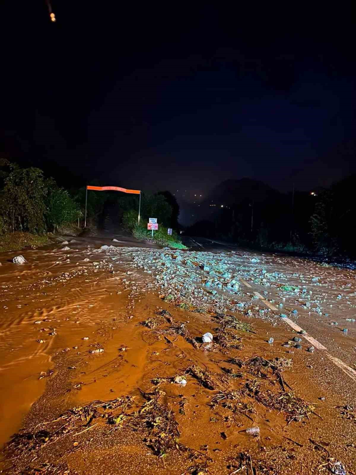 Giresun\'da Yağışlar Yolu Kapatıyor