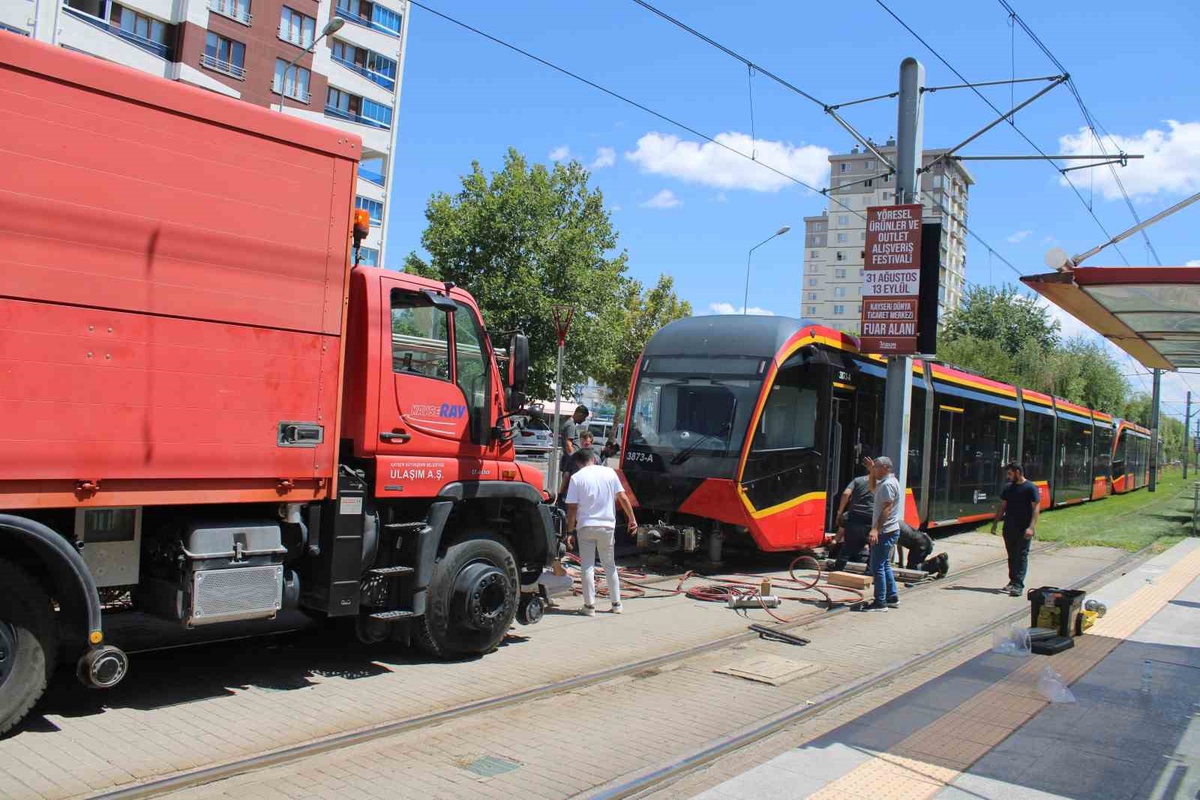 Tramvay Çarpan Genç Kadın Hayatını Kaybetti