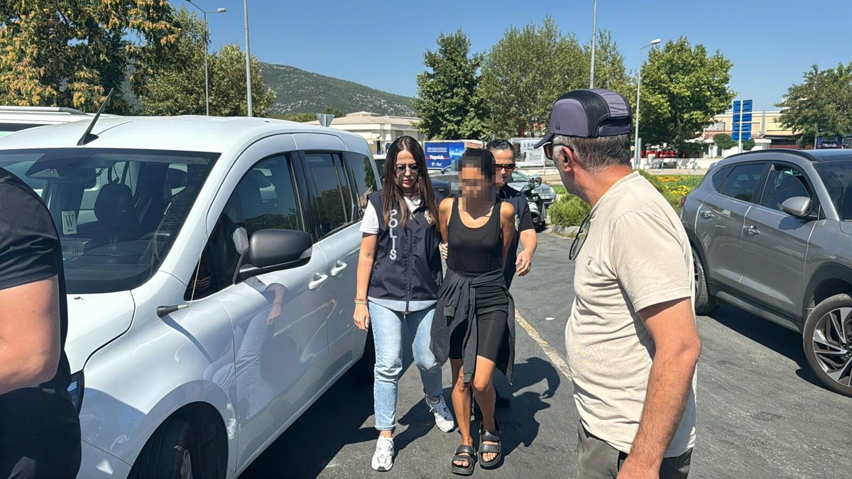 Türk Bayrağını Yakan Kadın Adliyeye Sevk Edildi