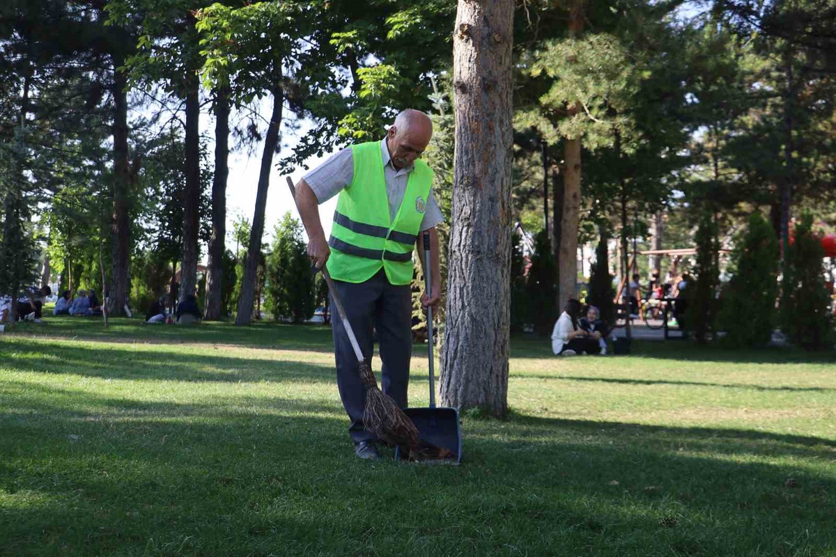 Temizlik Görevlisi Türkülerle Mest Etti