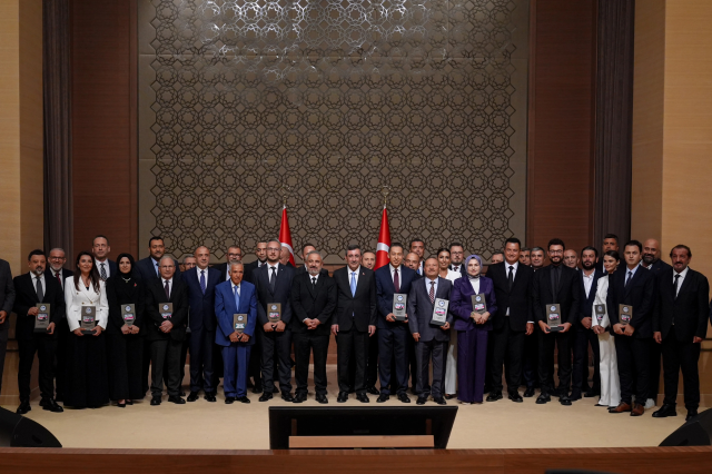 Ünlü gazeteci Yavuz Donat 11. Anadolu Medya Ödülleri'ni köşesine taşıdı
