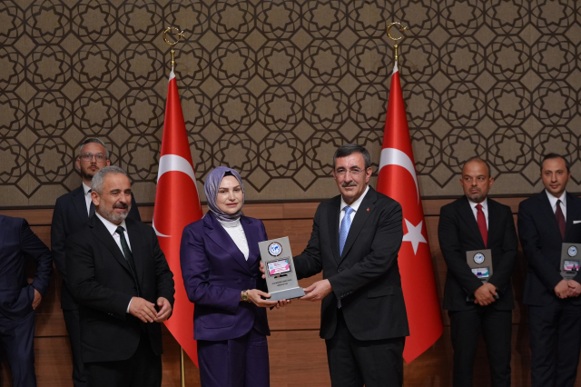 Ünlü gazeteci Yavuz Donat 11. Anadolu Medya Ödülleri'ni köşesine taşıdı