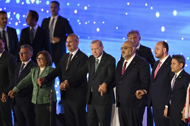 3 milletvekili daha AK Parti'ye katıldı! Rozetlerini Cumhurbaşkanı Erdoğan bizzat taktı