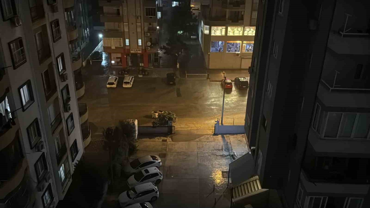 Adana\'da Aniden Sağanak Yağış