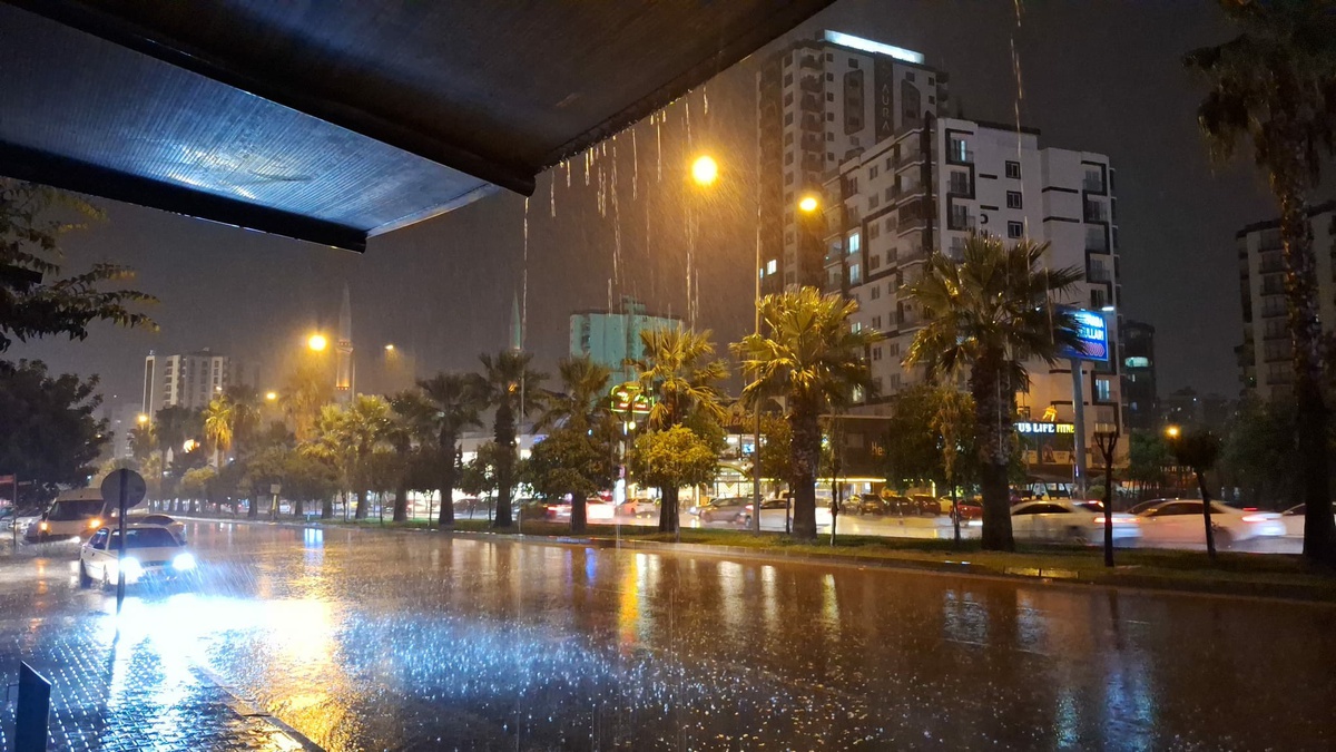 Adana\'da Ani Sağanak Yağış