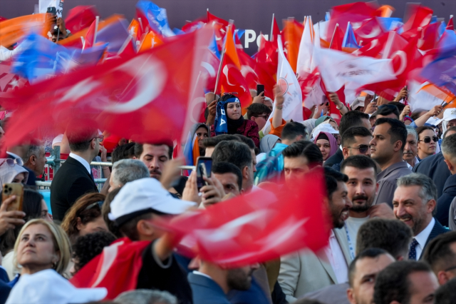 AK Parti 25. yılını kutluyor! Cumhurbaşkanı Erdoğan ve eşi Emine Erdoğan alana böyle geldi