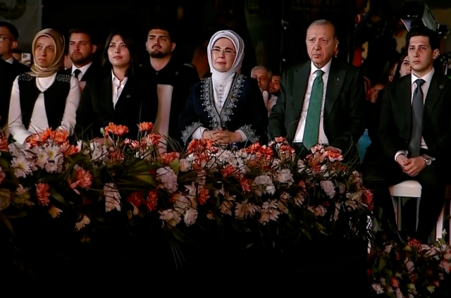 AK Parti 25. yılını kutluyor! Cumhurbaşkanı Erdoğan ve eşi Emine Erdoğan alana böyle geldi