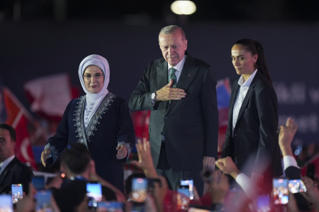 AK Parti 25. yılını kutluyor! Cumhurbaşkanı Erdoğan ve eşi <a class='keyword-sd' href='/emine-erdogan/' title='Emine Erdoğan'>Emine Erdoğan</a> alana böyle geldi