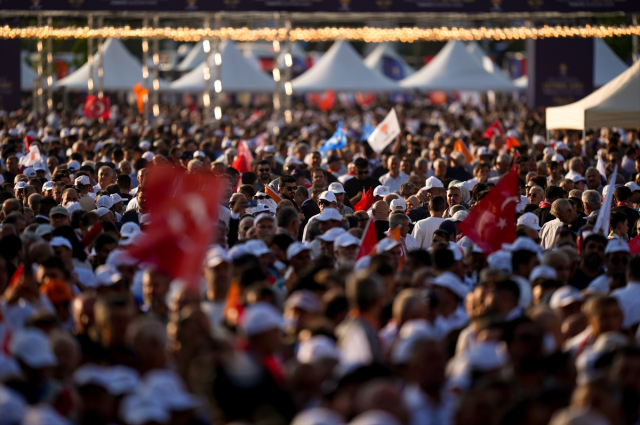 AK Parti 25. yılını kutluyor! Cumhurbaşkanı Erdoğan ve eşi Emine Erdoğan alana böyle geldi