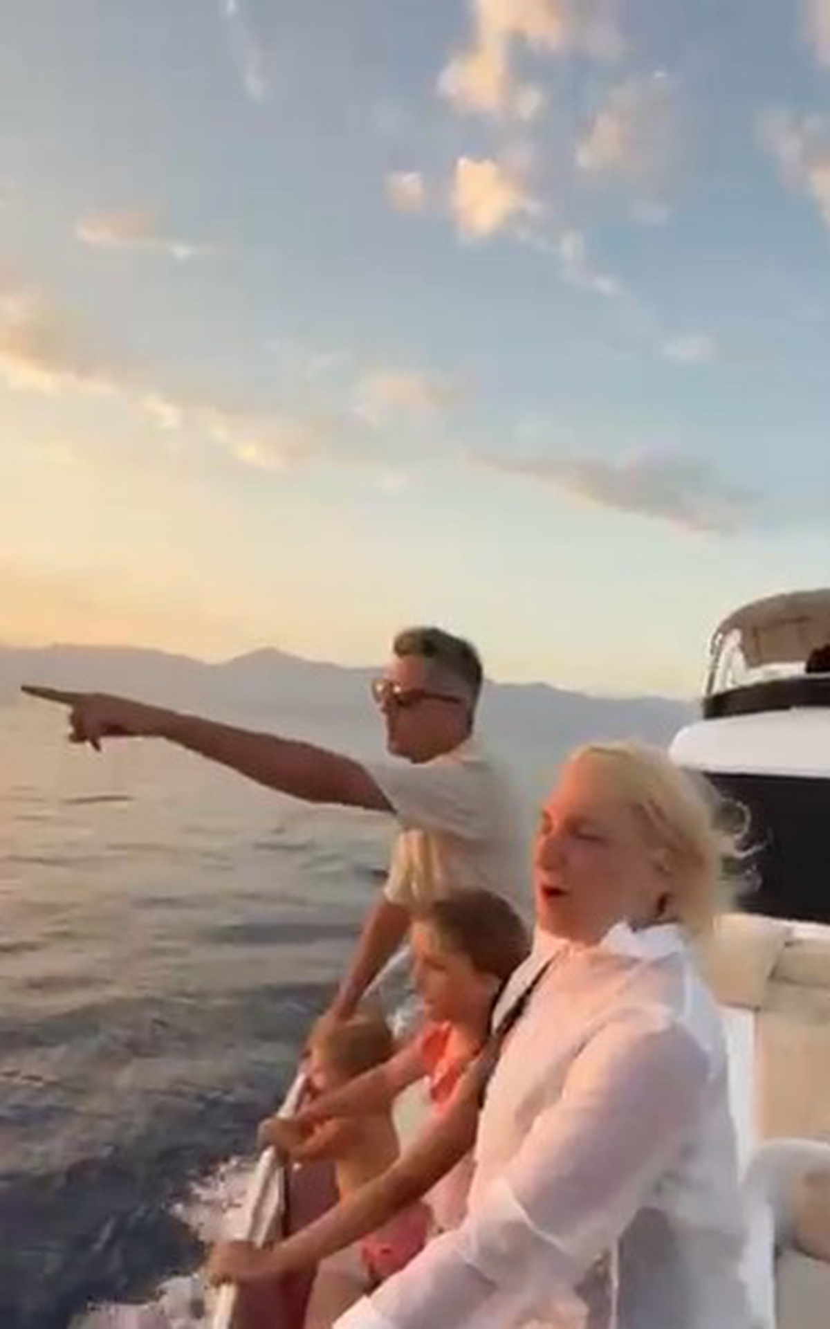 Yerli ve Yabancı Turistler Yunuslarla Eğlendi