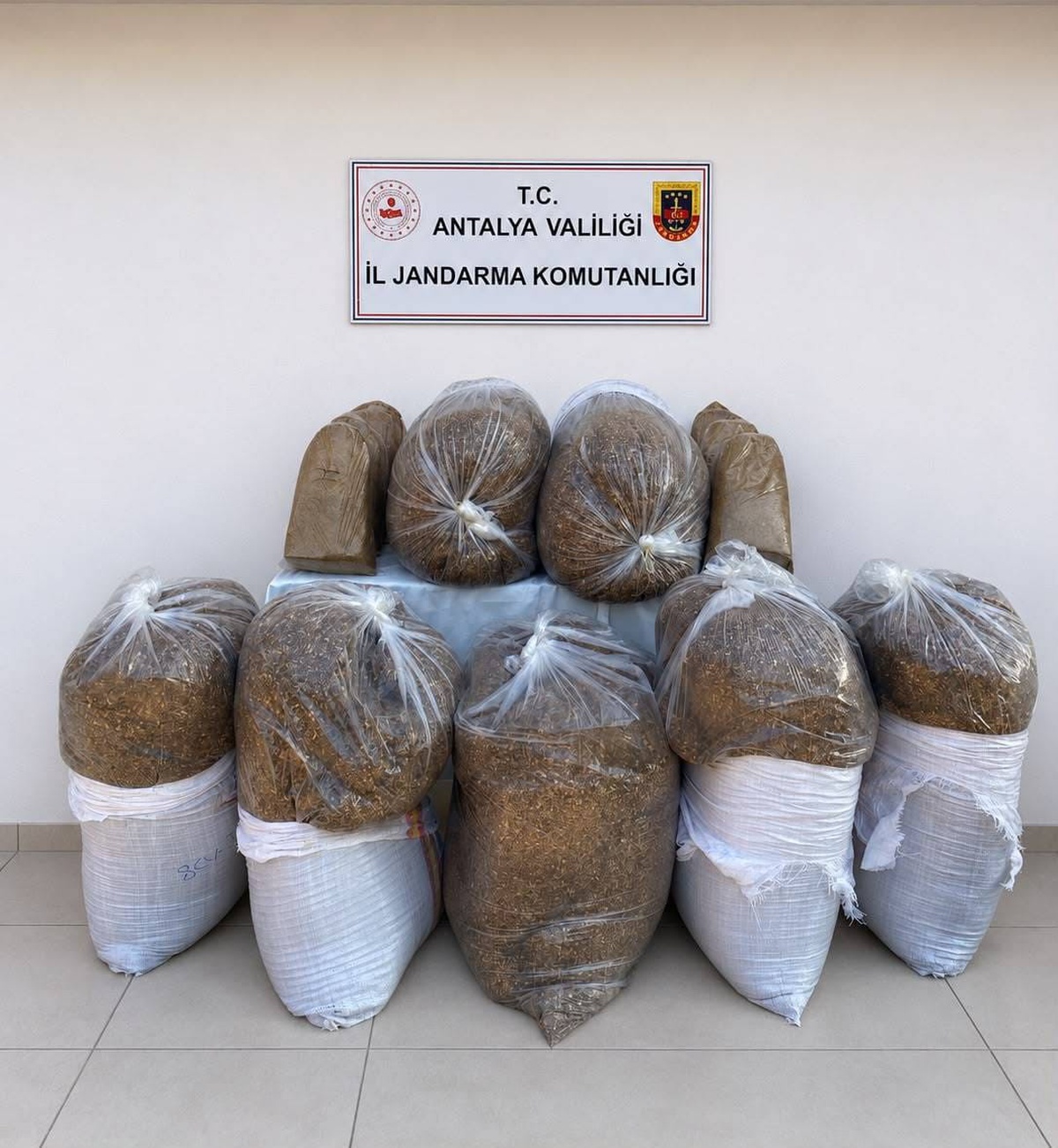 Antalya\'da Kaçak Tütün Operasyonu